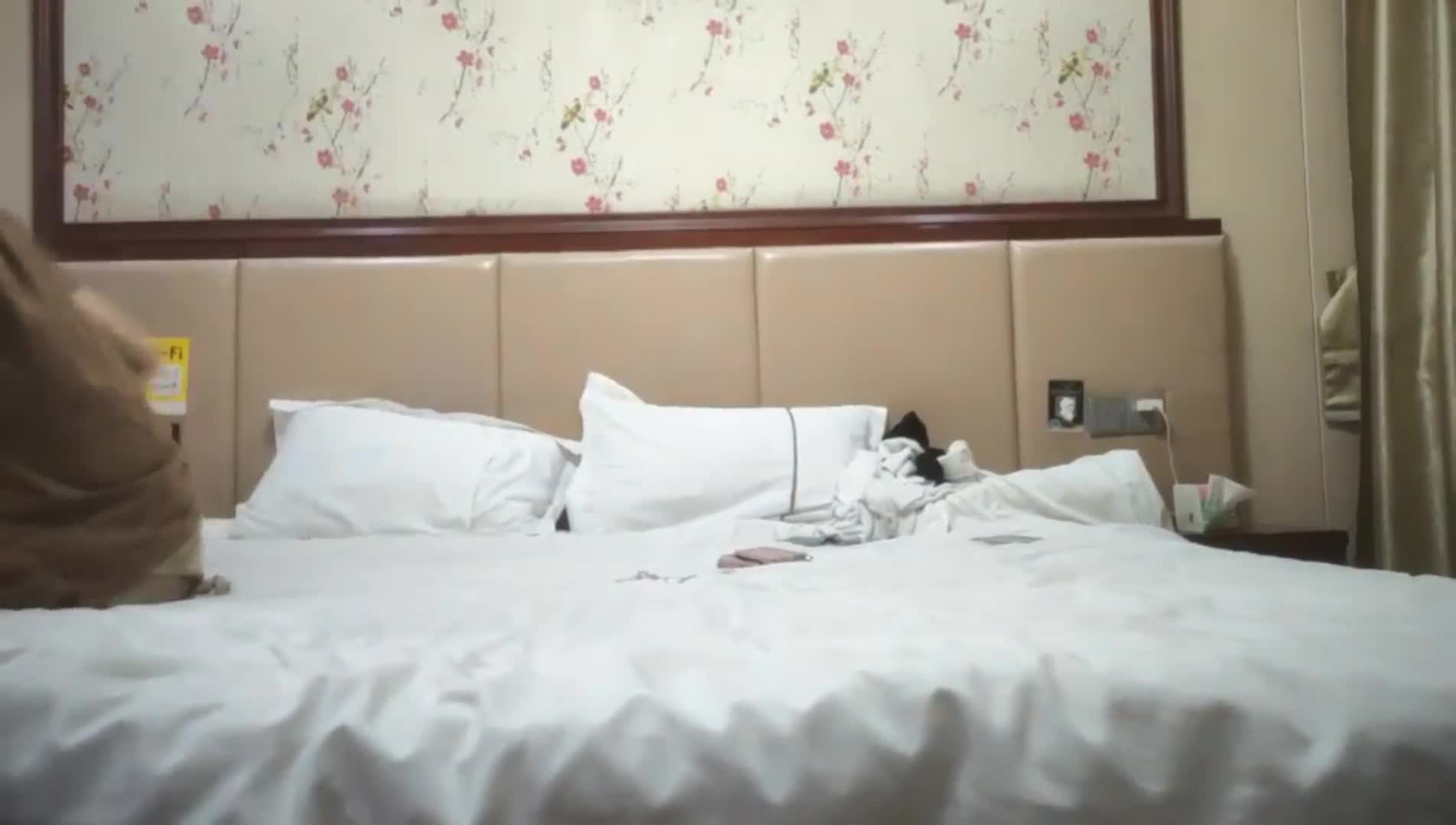 19岁眼镜学生妹，极品反差婊， 粉格子短裙 纤细美腿嫩逼，好想要骑乘爆操#素人 #探花偷拍 #主播探花