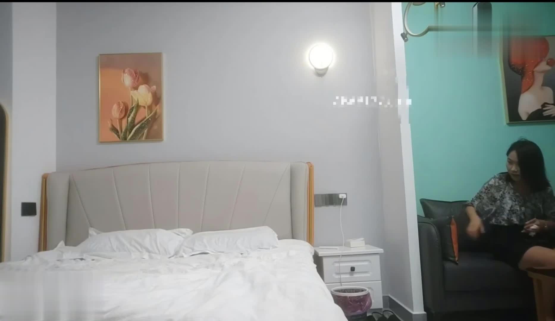 刚刚约了一个孩子还吃奶的颜值小少妇，各种姿势玩的她到高潮喊疼 #91探花 #偷拍探花 #口交