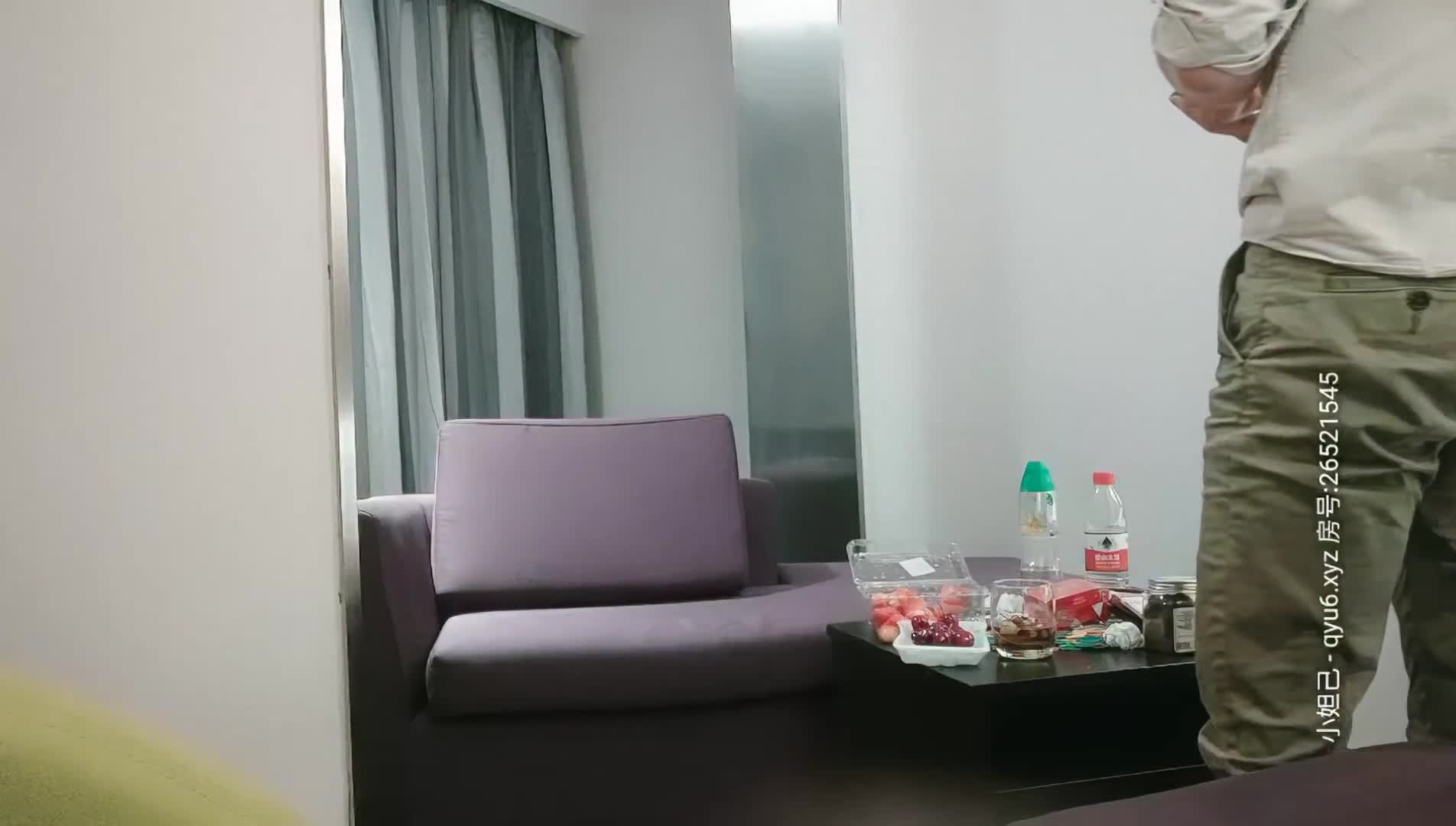 [探花精选] 老金口才了得忽悠妹子开心, 屌太大插得妹子捂肚子求饶