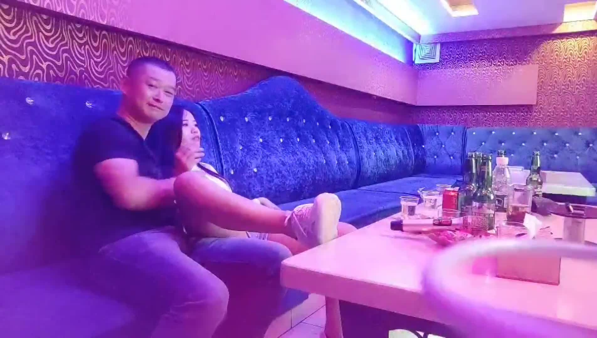 【#歌厅探花】商K勾搭小姐姐，1500来一发，颜值高，乳房漂亮，这个听话，脱光抠穴女上位好主动