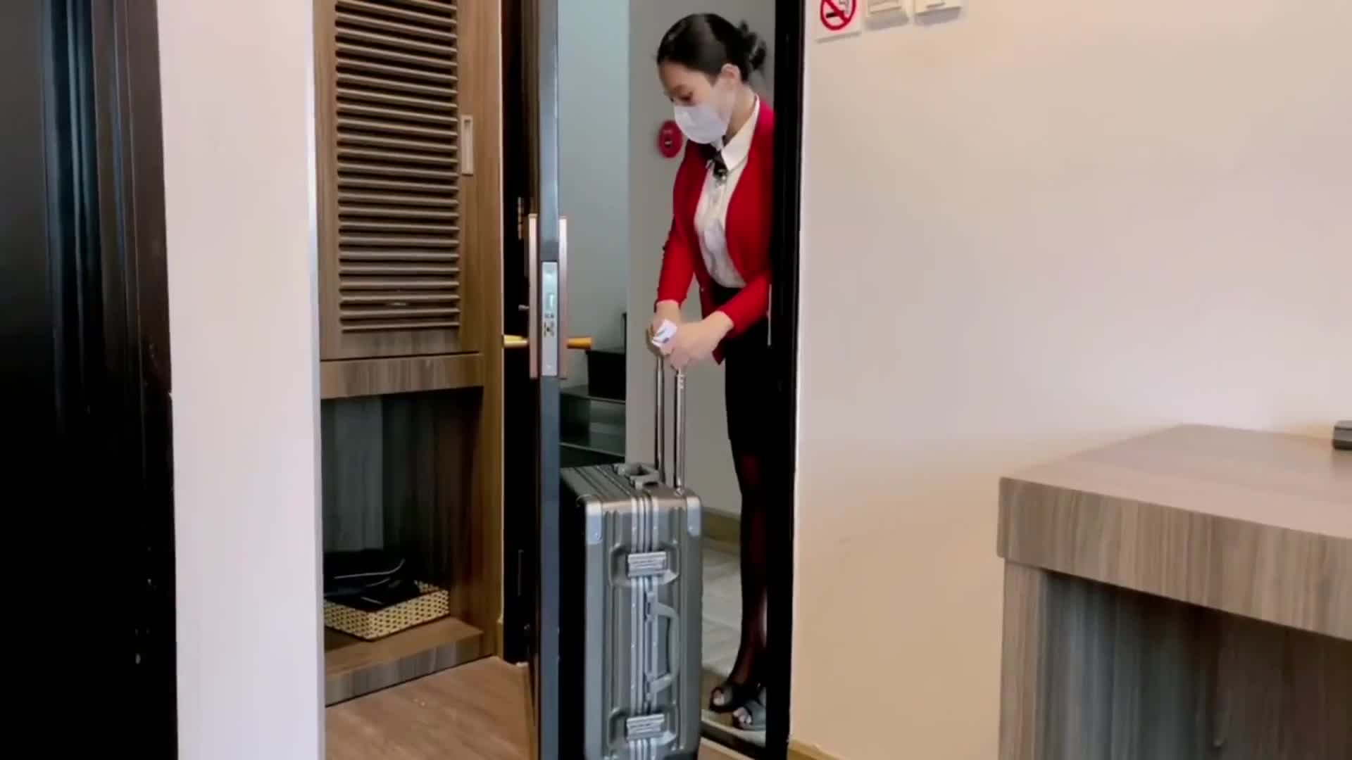 越南反差嫩妹「Miuzxc」端庄空姐一下机就到酒店和情人约炮抬起屁股被后爆操机其反差