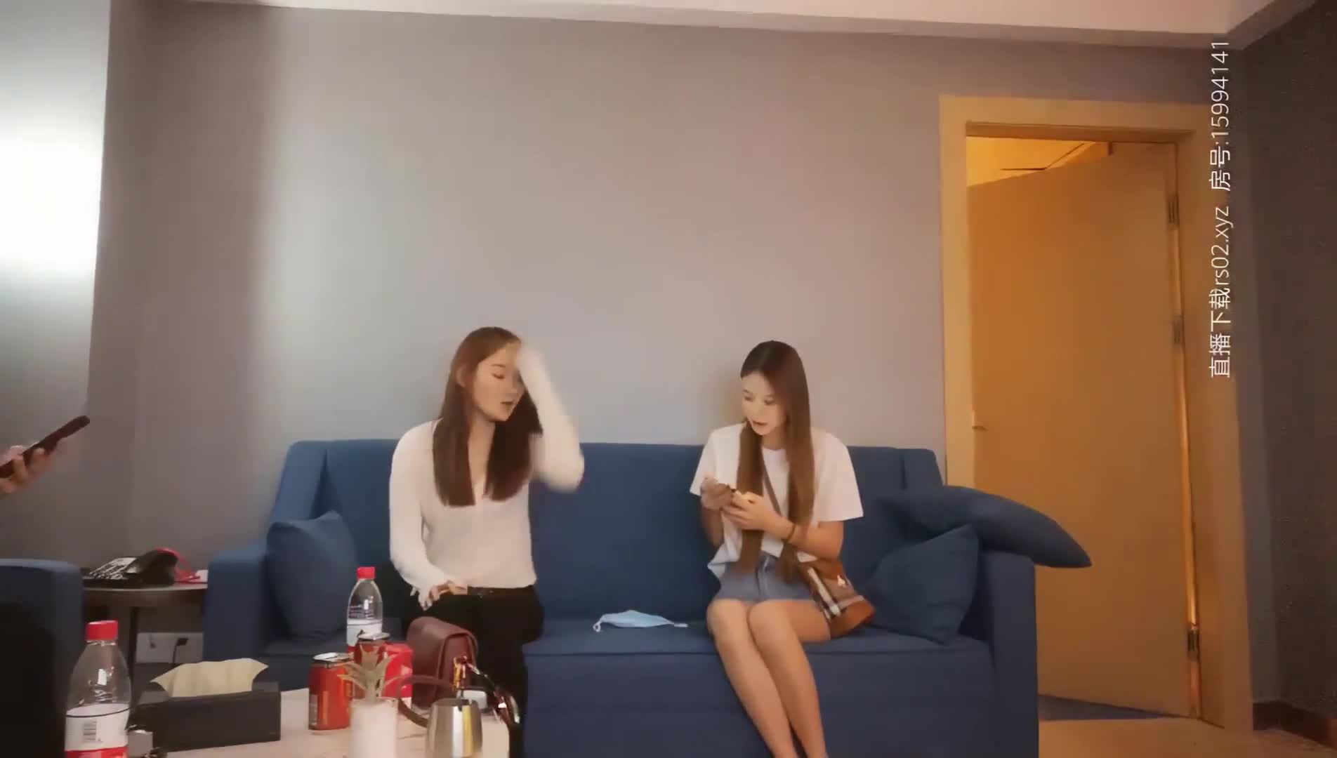 约炮史上最高质量，两大极品粉嫩女神双飞秀，一场视觉和听觉的盛宴