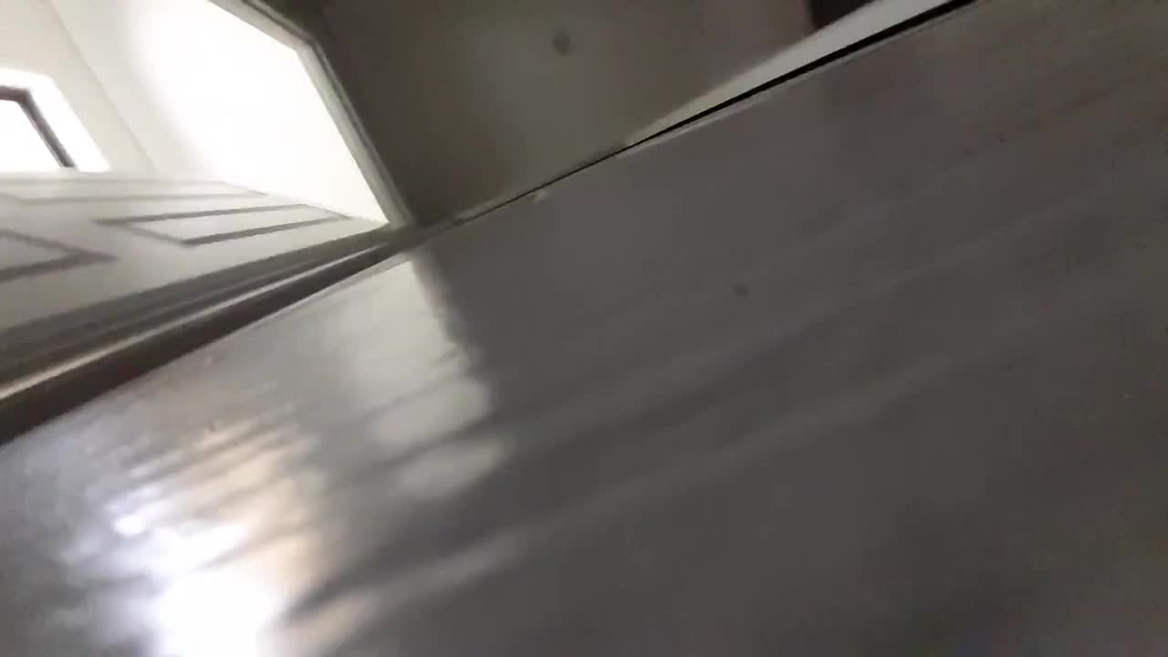 门缝下偷拍女邻居洗澡在手淫 故意压着嗓子淫笑了几声 妹子瞬间动作僵硬住了