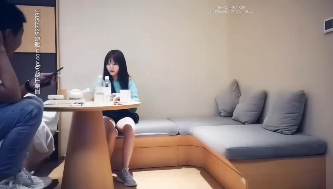 较小身材妹子，口交舔弄后入大力猛操呻吟，很是诱惑喜欢不要错过