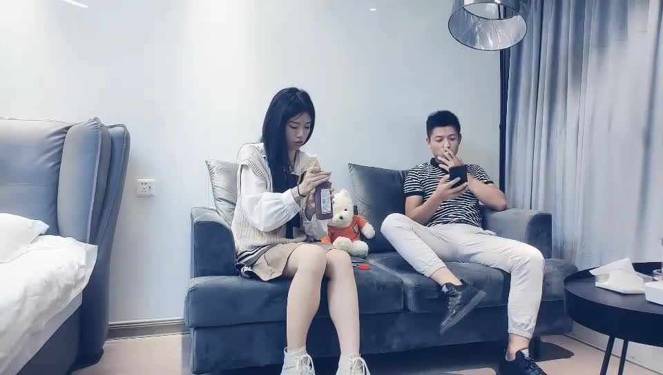 帅小伙专攻学生妹，168CM美腿小妞，笑起来舔一脸呆萌，扒掉裙子内裤，蹲着吸屌活很不错，小伙太猛连续搞了两炮