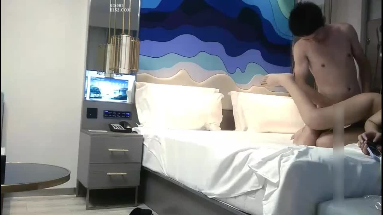 大长腿皮肤白嫩靓妹约到酒店，主动脱光光，揉捏爱抚舒服的娇吟，蹲在鸡巴前观察吞吸啪啪撞击极品翘臀【下】