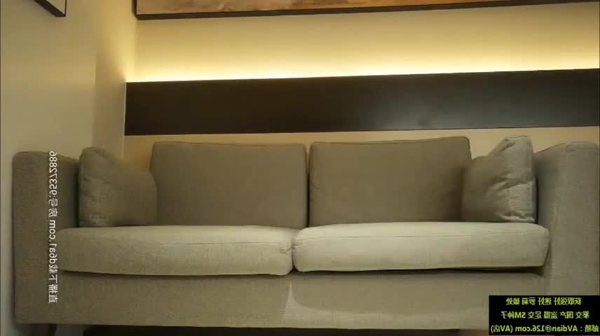苗条妹子沙发舌吻调情，坐在身上张开双腿摸逼，上位骑乘侧入猛操呻吟娇喘