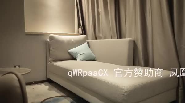她老公打电话来了，靠！人气爆炸的小姐姐，绝对的女神脸！