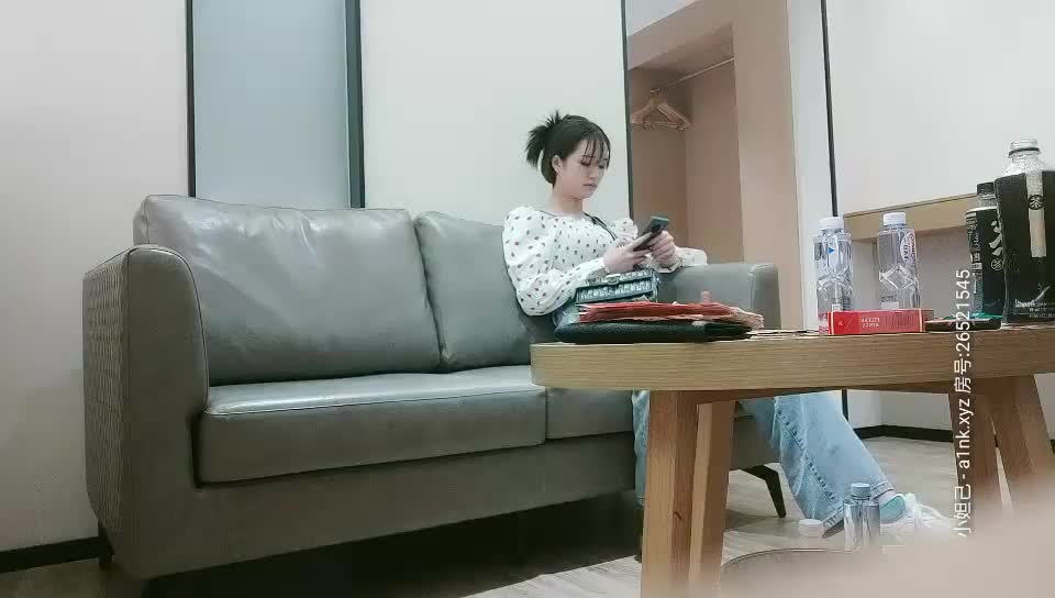 挎肩包牛仔裤，口硬大屌抹上润滑开操，侧入操的妹子嗯嗯嗯休息下再来一次