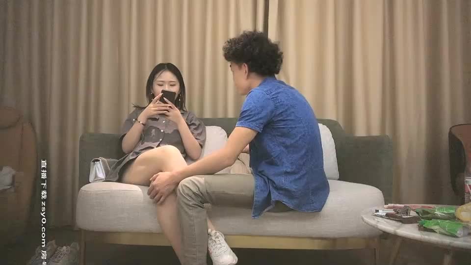 00后嫩妹子啪啪，口交抬腿侧入猛操搞完一炮休息下再继续