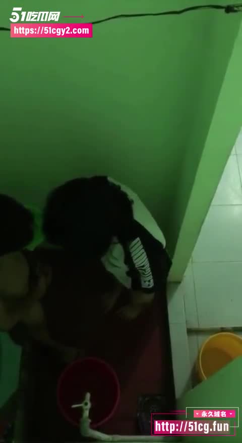 猥琐房东偷拍情侣做爱视频 年轻男女出租屋激情缠绵 全程被偷拍直播竟毫不知情！#黑料 #偷拍 #出租屋 #骑乘 #吃瓜