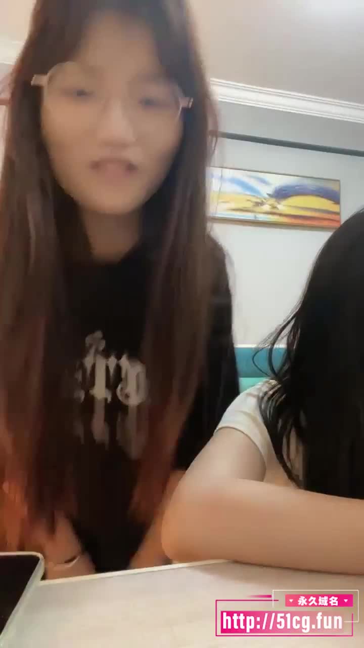 快手甜美嫩妹 困困兔 带着闺蜜下海黄播 双人自慰跳蛋玩穴 淫叫声稚嫩诱人！#萝莉 #嫩妹 #直播 #快手 #跳蛋
