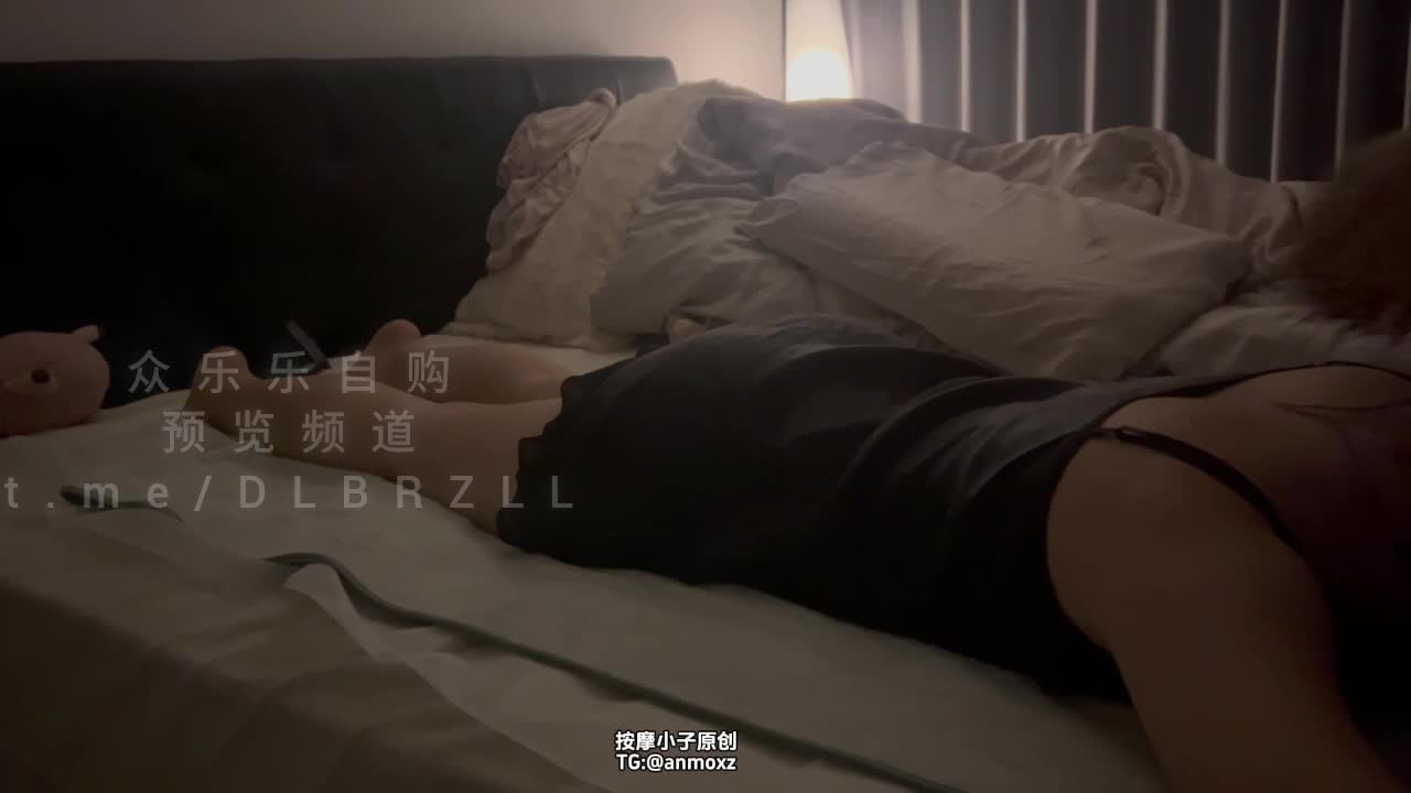 推特上门服务异性SPA男技师「按摩小子」5月25日，奢侈品美女导购，丰乳翘臀，室友就在隔壁，说话都不敢大声，比偷情还刺激