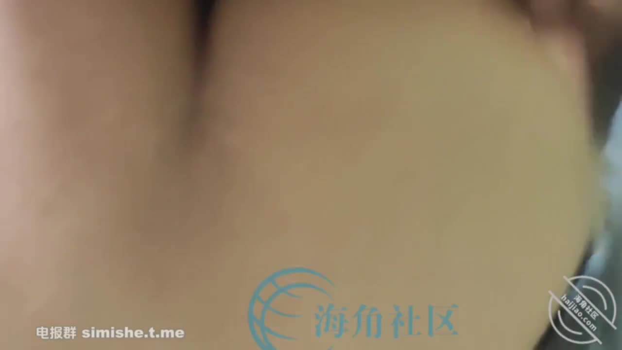 #父女 #乱伦 海角社区 骗女儿舔一下就行，然后直接后入，叫声太大，还扇了女儿一巴掌。本人评价禽兽 ，建议拉去火化。
