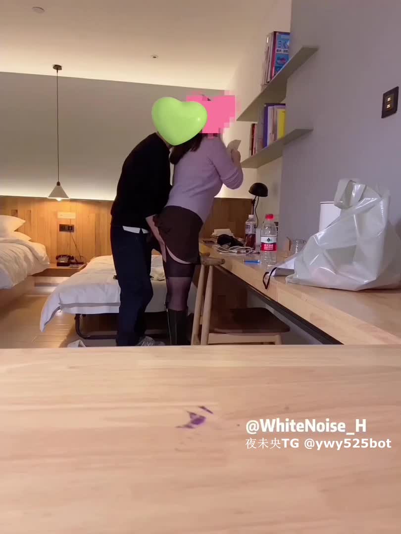 单男带表弟一起来玩老婆，兄弟两齐心协力捅一个骚逼。由于小表弟没操过几次逼，怕他一插就射，表哥就率先插入帮表弟开路，用鸡吧先把老婆的骚逼捣松，再让表弟上 #淫妻绿帽 #白噪音 #3P