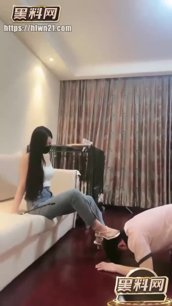 高冷御姐桃幼幼狠狠调教她的小狼狗极致语言羞辱扇巴掌调教鞭打口水男奴乖乖跪地舔脚
