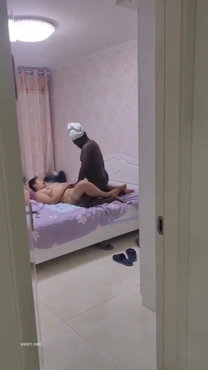 oh yes 法克，你射了啊”，中英文混合式叫床，只为了刺激黑爹巨根变大，丰满骚妻像似出笼猛虎，连连喷水两次还要上位，黑吊整根没入，喊着“快一点，再快一点”黑爹操的浑身发汗，绿帽老公直乎“真猛”，骚妻的耐操和黑爹持久两人相争不下，终究还是骚妻略胜一筹 #淫妻绿帽 #媚黑 #坦克