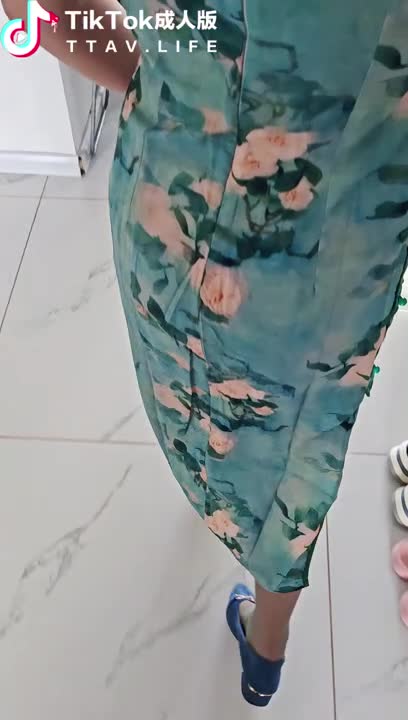 #母子 #乱伦 #内射 #旗袍 #丝袜丰腴旗袍骚妈吃饭前都想着先吃儿子精液，儿子爆操肥臀内射，丁字裤都拦不住溢出来