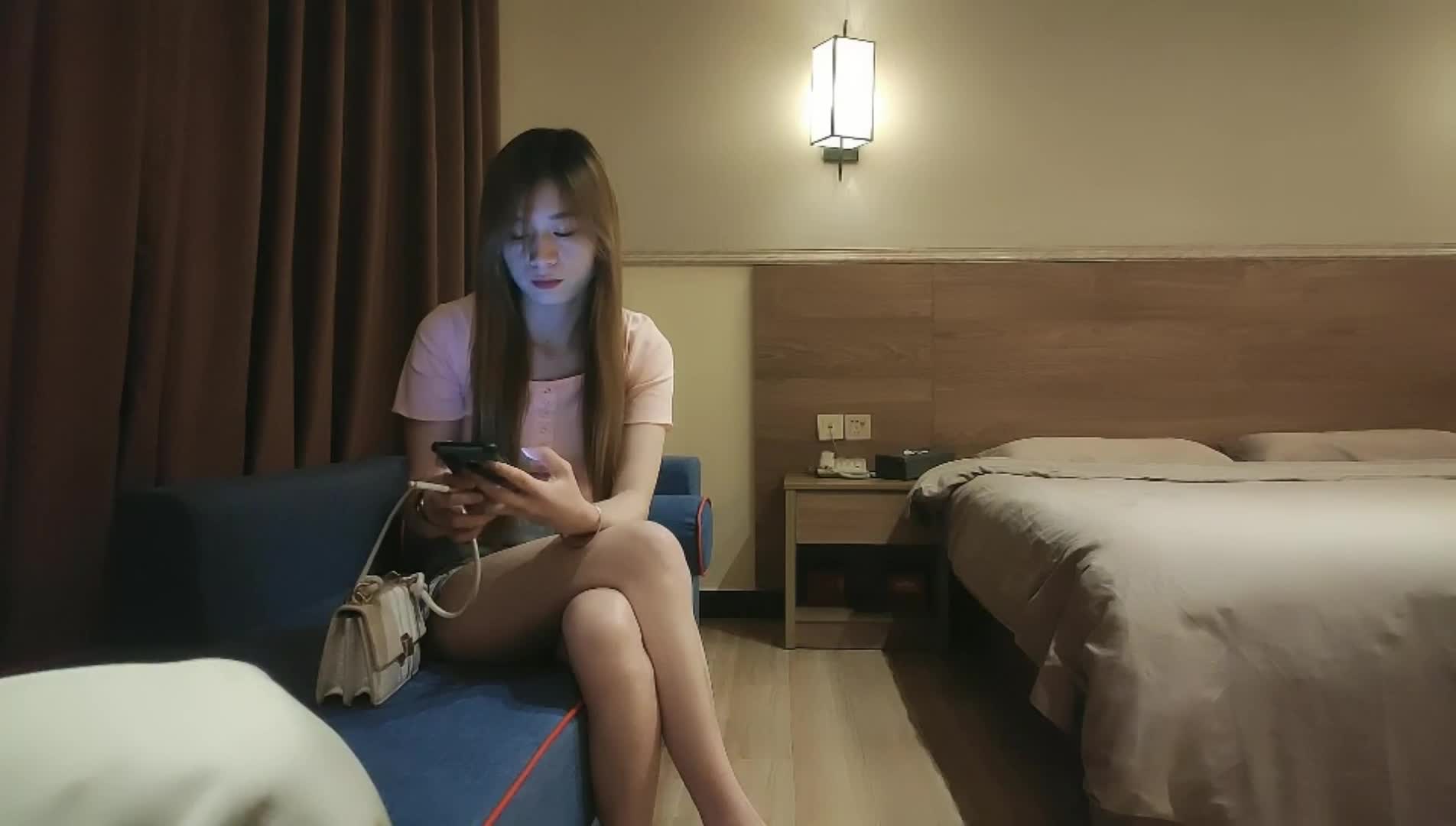 激情大长腿蜜桃臀妹纸，苗条身材扶着屁股摩擦调情，舔硬骑上来自己动，后入撞击爽翻天