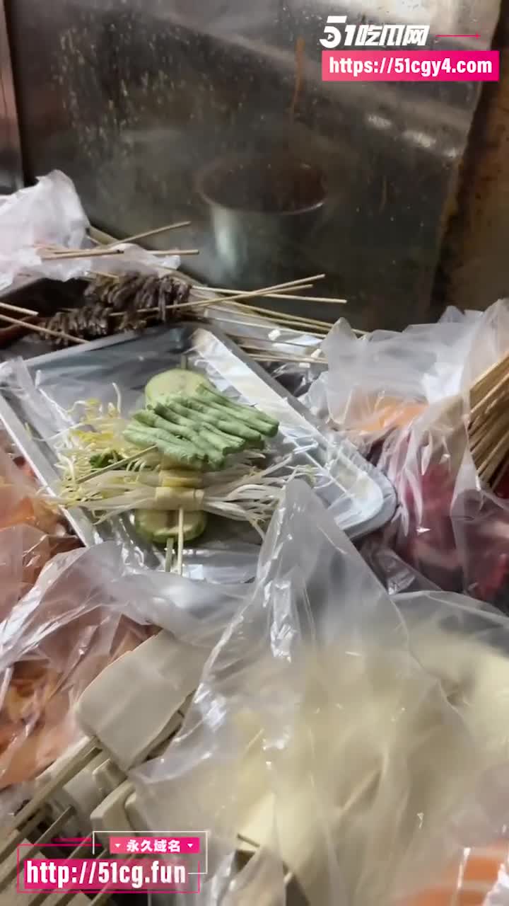 小姨子的秘密 烧烤店小姨子给姐夫口交 突然发现大姨妈来了 只好全部射到她嘴里了！#乱伦 #调教 #口交 #黑料 #口爆