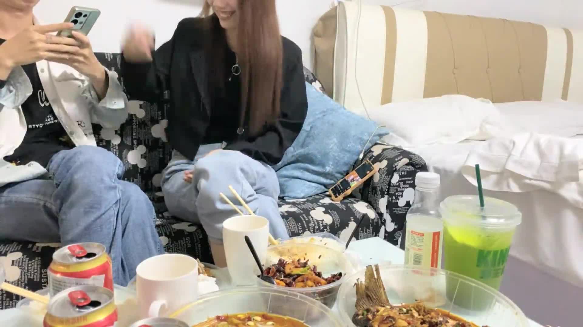 【瘦子探花】新人良家，23岁美甲店小姐姐，粉嫩的小逼逼，欲拒还迎推倒暴插，精彩推荐