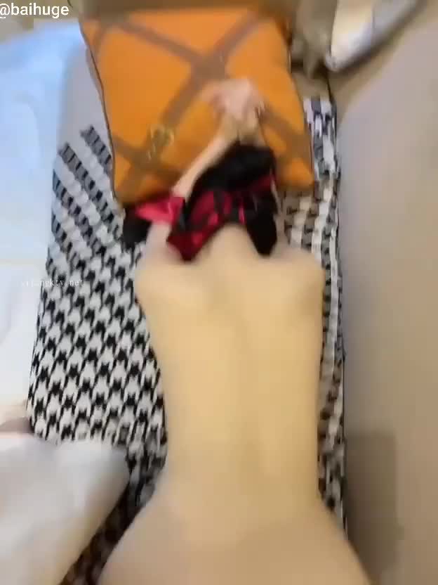 专属母狗换上深圳校服，抓着头发狂插骚逼，小皮鞭鞭打着母狗的屁股, 穷人的女神, 有钱人的玩物。#母狗 #SM #皮鞭 #深圳校服
