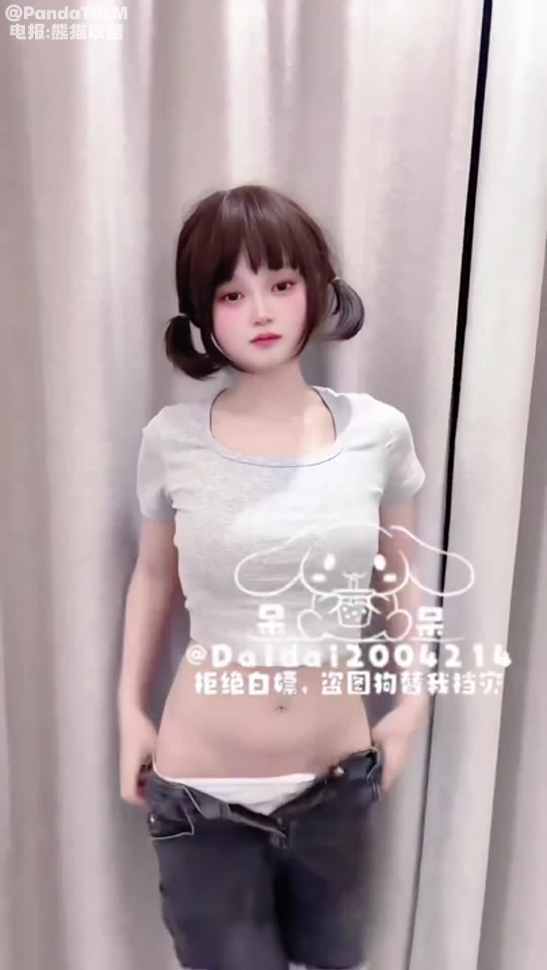 露脸反差小母狗 呆呆&Daidai2004214 户外被主人爸爸灌肠，翘起小菊花喷射！野外露出尿尿调教，玩的就是紧张刺激