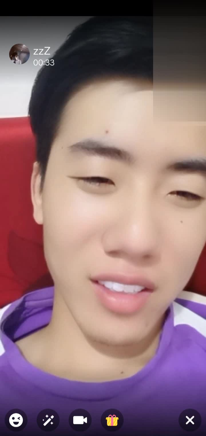 这个小哥哥五官端正