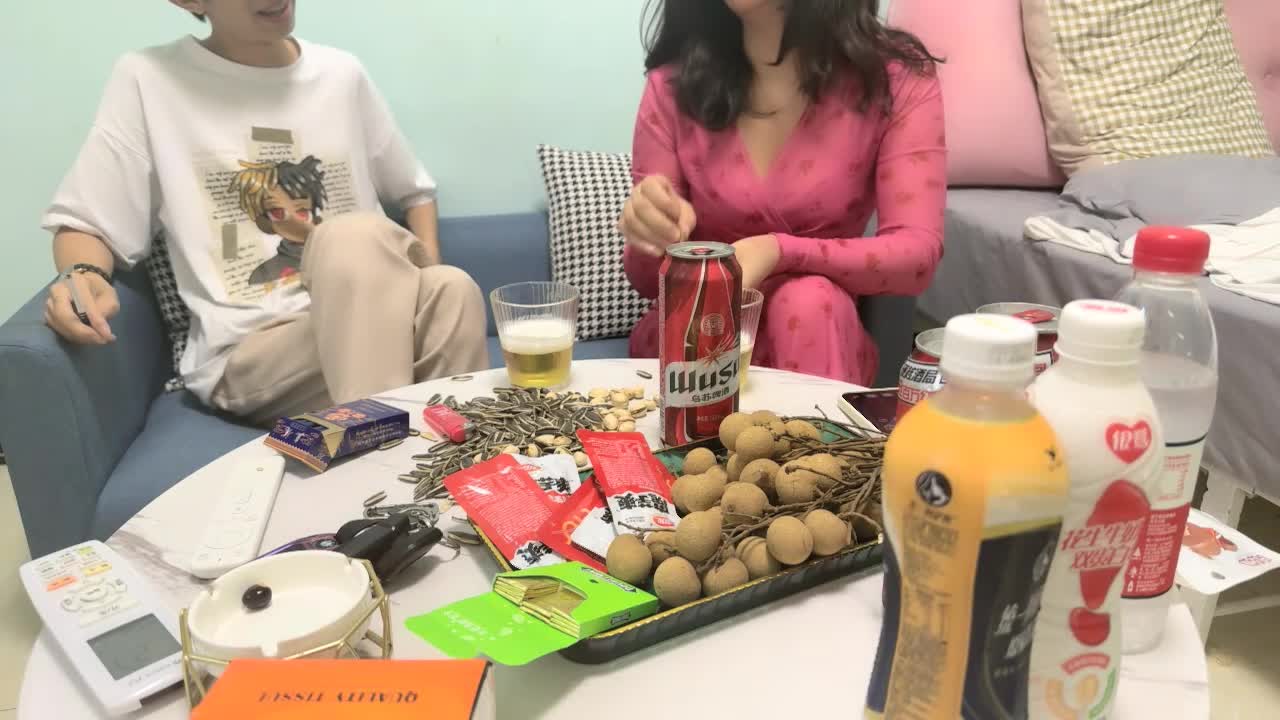 【瘦猴先生探花】约操良家少妇，喝酒聊天调情，扒掉衣服看肥穴，近距离视角，正入爆操 #约炮 #素人 #探花偷拍 #主播探花