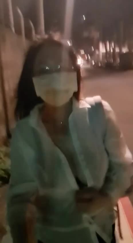 #巨乳 #露出 #猎奇 #嫩妹全程手持自拍杆 一镜到底无剪辑 只能说极品巨乳妹子 街头露出大奶子聊天 全程无剪辑 太刺激