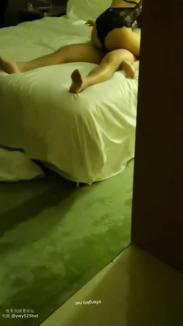 【淫妻双内射】和淫妻情人一起3P，上次答应过淫妻让情人进行内射。绿帽先一旁观战，等他们玩到差不多也加入战场。情人内射后淫妻坐到绿帽脸上，绿帽把流出来的精液舔干净后翻身插入骚穴进行二次内射类型：#淫妻绿帽 #美腿 #淫语 #3P #内射原创：#小鲸鱼FQ