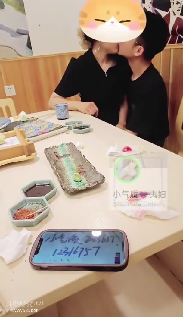 【绿帽浪妻】和单男吃饭就坐到单男腿上摸大屌。饭后和单男开房玩3P。单男操穴时绿帽还帮忙扶着老婆的腰，让单男每一下都能插到底。一个肉洞单男插几下在换自己老公插几下类型：#淫妻绿帽 #3P #淫语 #推特 #美腿 #丝袜 #翘臀原创：#小气质夫妻