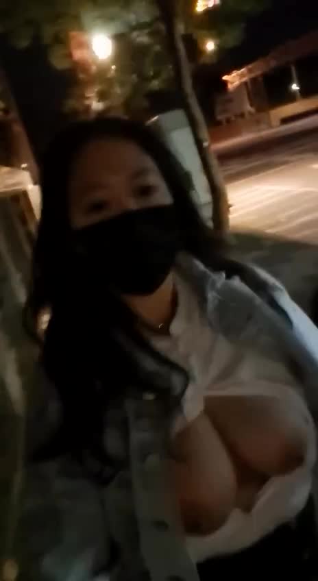 #巨乳 #露出 #猎奇 #嫩妹全程手持自拍杆 一镜到底无剪辑 只能说极品巨乳妹子 街头露出大奶子聊天 全程无剪辑 太刺激