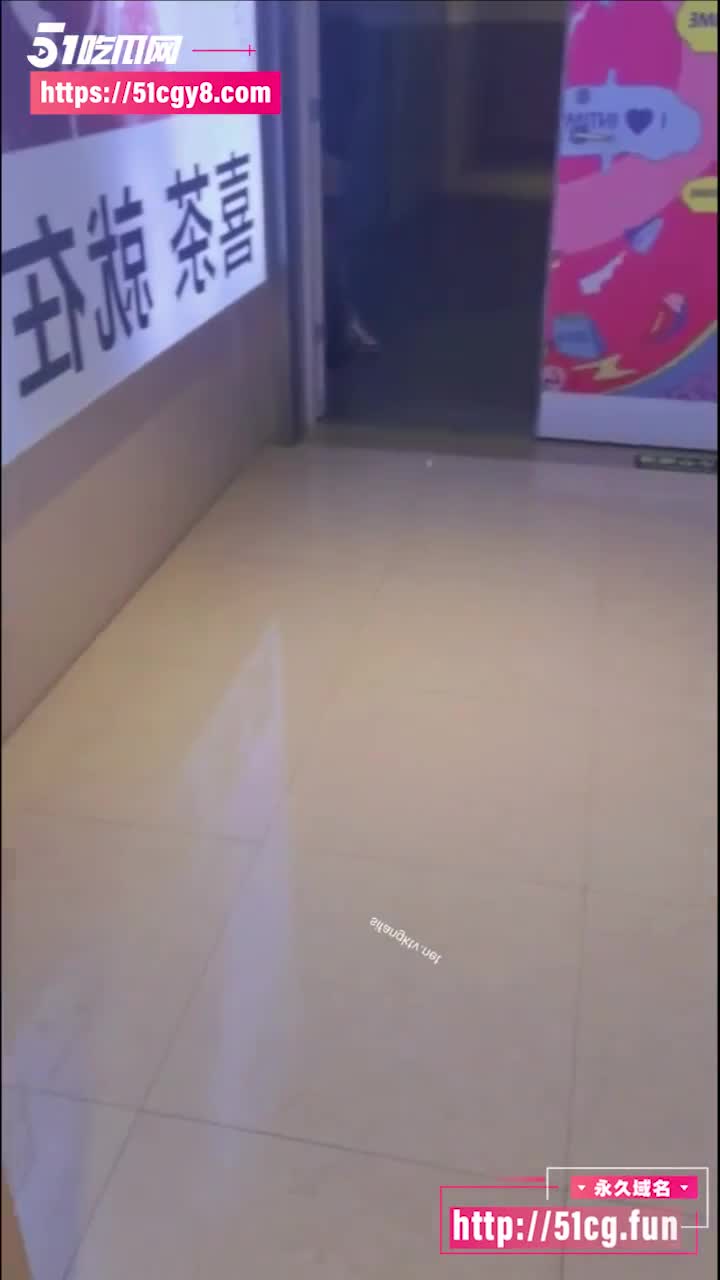 极品淫妻 小鲸鱼 商城淫态百出 人来人往不误露逼口交后入 小少妇玩的是真开放啊！#露出 #人妻 #后入 #黑丝 #口交