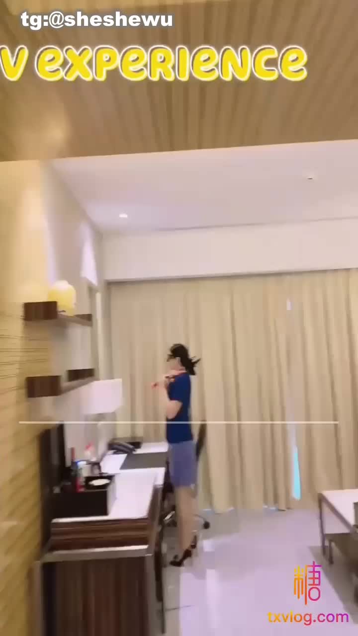 #爱丝袜的Vivian姐 #糖心Vlog #vivian #vivan【VIVAN姐】空姐的性爱服务【VIVAN姐】黑丝情趣连体衣