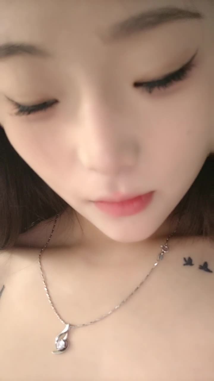 #直播 花臂满腿纹身美少女！新人初下海！一双眉眼高颜值，全裸收费房，多毛骚逼掰开，小尺度展示身材