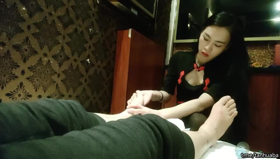 足疗店真实勾搭女技师，高颜值美女，驾车带酒店操逼，伸进内裤摸逼，侧入爆操，射的有点快