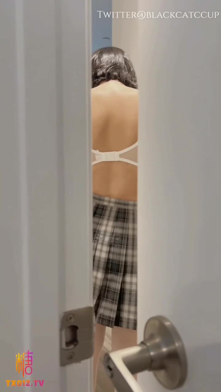 #黑猫露娜酱【反差骚货】淫荡的室友 室友请我帮助维修电脑 反被我抢插内射