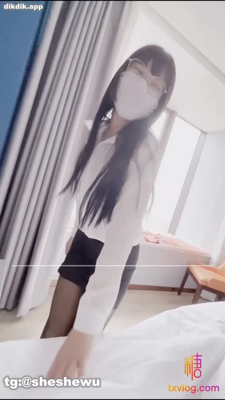 #小鹿酱 #糖心VlogP1: 【小鹿酱】开档裤的小鹿酱在窗前被大鸡吧后入P2: 【小鹿酱】JK小鹿镜子前面自慰