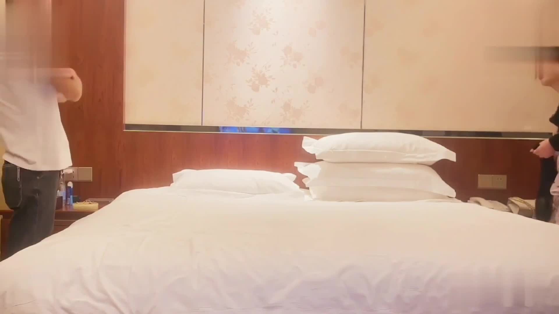 【#杏吧探花】小李探花酒店3000块约炮穿着开档黑丝的兼职学生妹️吃鲍鱼啪啪
