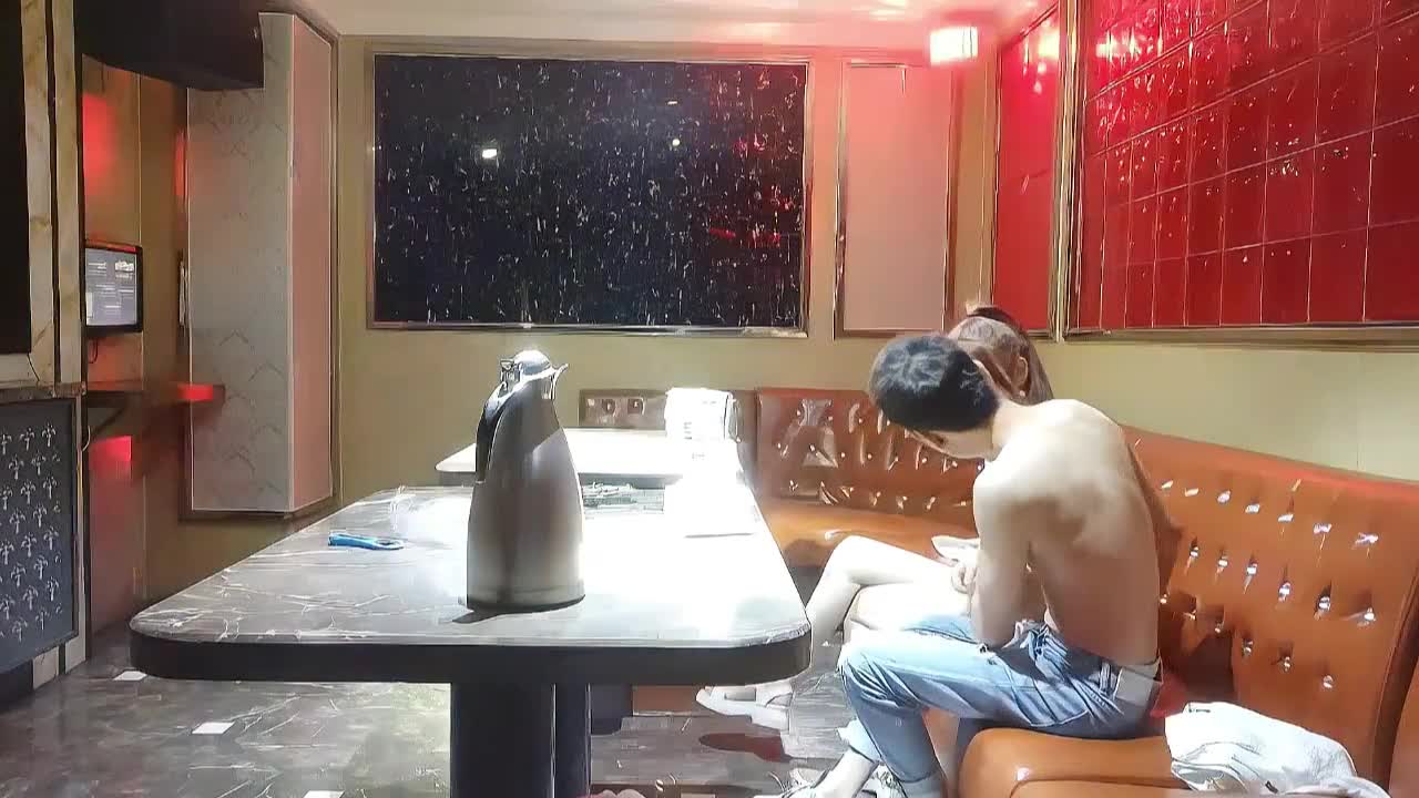 偷拍独家，2000包间干漂亮小姐姐，前凸后翘，浪劲十足，沙发高跟啪啪激情无限