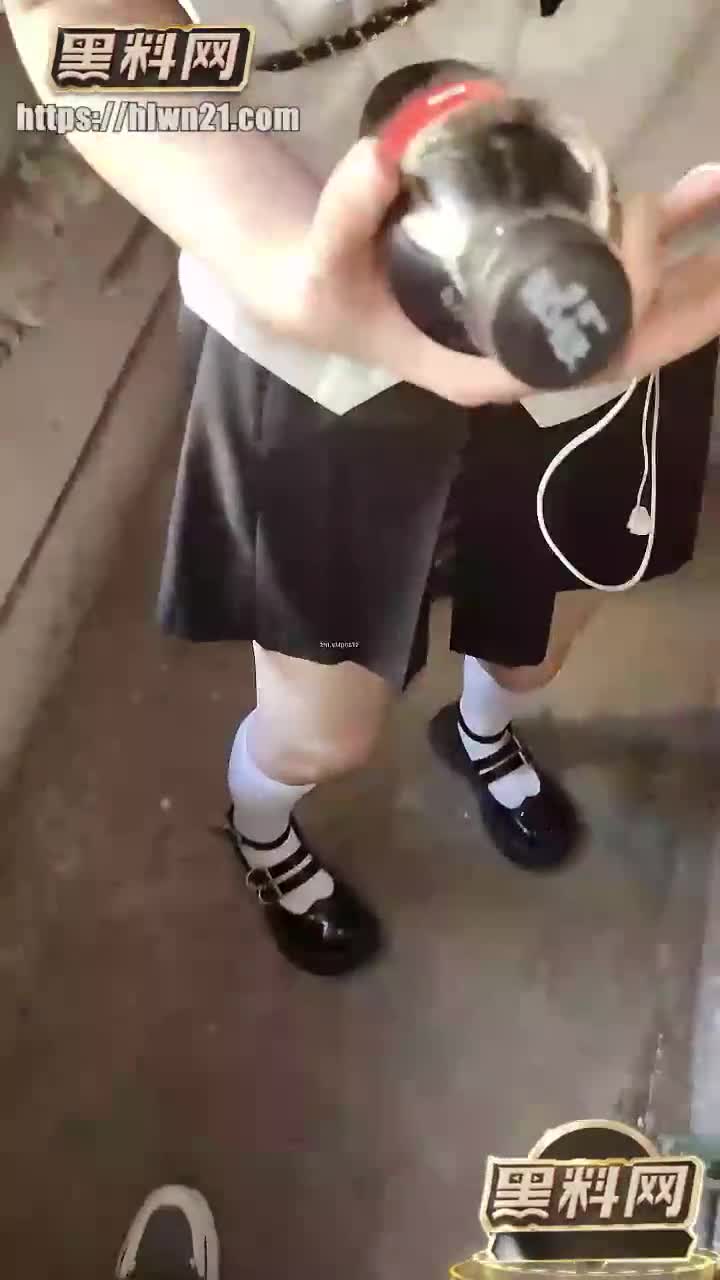 天狼星系列大神街头涂鸦跟拍街射射腿强摸好多妹子都发现了还有闻一闻是什么味道的！