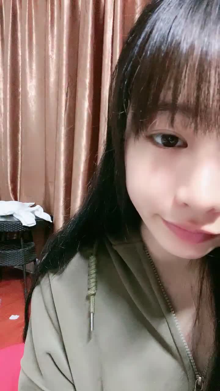 #闺蜜 #姐妹 #3P 纯欲系天花板美少女！和大奶闺蜜一起秀！情趣装黑丝，假屌互插猛捅，自摸小穴翘起屁股爆菊点此查看更多