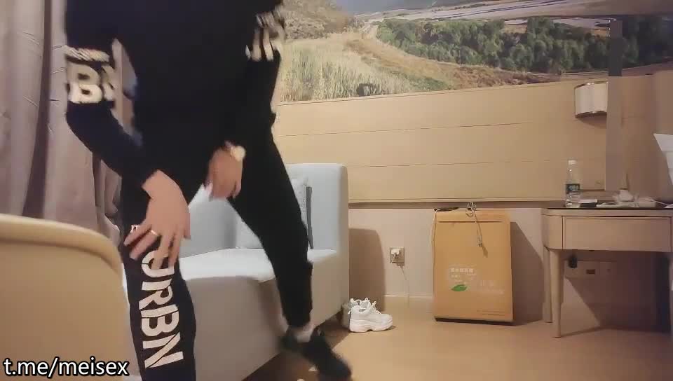 高颜值妹妹，才播了一半怀疑被偷拍，翻车