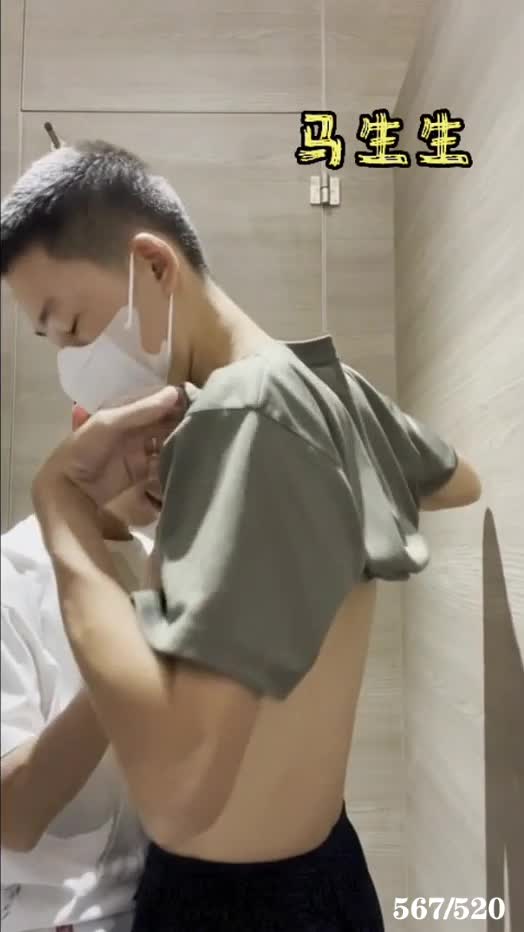 两个大屌现役兵哥哥趁周末穿着体能训练服外出在商场厕所里面啪啪鸡巴真粗大。