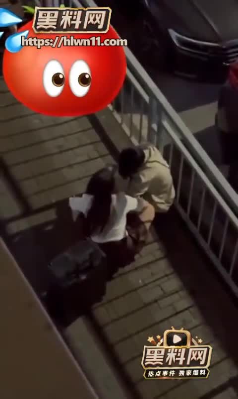 哪里的女朋友这么讲道理？！女友没有外面的野花香吗被女友现场扇巴掌讲道理！