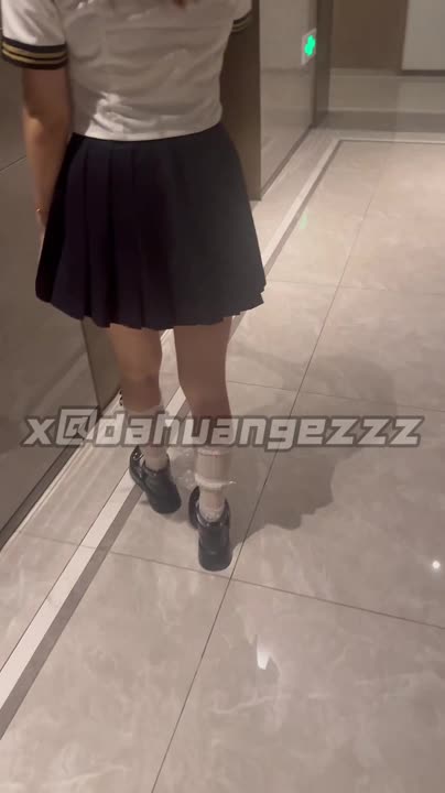 推特新晋约炮大神『大黄鹅zzz』约炮极品JK嫩妹 白白嫩嫩 丝丝滑滑的！如玉的身材嗲声嗲气的淫叫