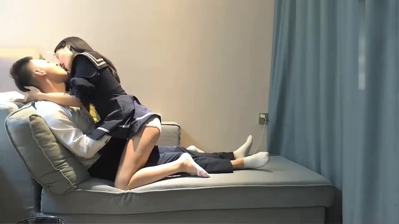 【援交学妹】被爱伤透下海卖逼，邂逅帅哥淫水更多了，浪逼就喜欢帅哥的大肉棒