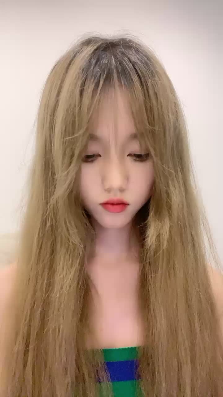 金发美少女！身材超棒，无敌粉嫩美穴，撩起衣服露美乳点此查看更多