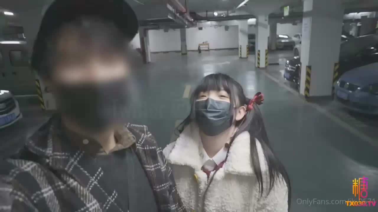 #炮哥甄选【JK小萝莉】对这个就是那个B站报警的JK小萝莉视频上高速在车上就开始吃鸡吧了完全是自愿让拍的这么干早知道当时就该操死她